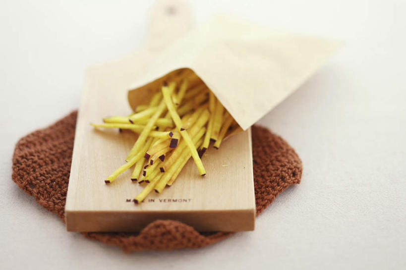 无人,横图,俯视,室内,特写,白天,白色背景,烹饪,西餐,餐桌,桌面,桌子,红薯,袋子,礼物,许多,木制,包装袋,编织物,木板,纸袋,料理,食品,薯条,切丝,菜肴,美食,食物,木制品,垫子,快餐,西式,摄影,礼品,佳肴,影棚,餐台,编织品,礼品袋,西式快餐,垃圾食品,山芋,甘薯,番薯,地瓜,彩图,高角度拍摄,影棚拍摄,拍摄