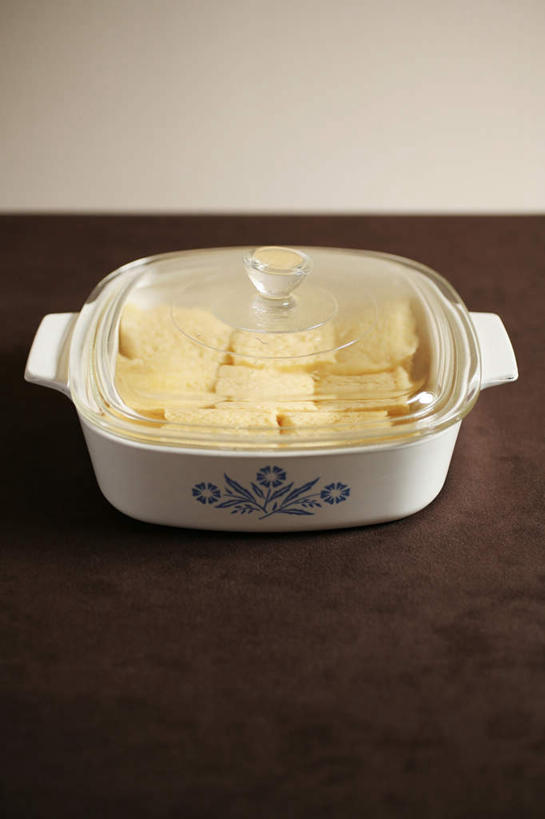 点心,面包,无人,竖图,俯视,室内,特写,白天,白色背景,桌面,桌子,玻璃,许多,阴影,木制,陶瓷,食品,面点,陶瓷制品,玻璃制品,食物,糕点,一个,黑色,木制品,容器,碗,摄影,影棚,单个,储藏,储存,盖着,玻璃盖,彩图,高角度拍摄,影棚拍摄,拍摄,贮存