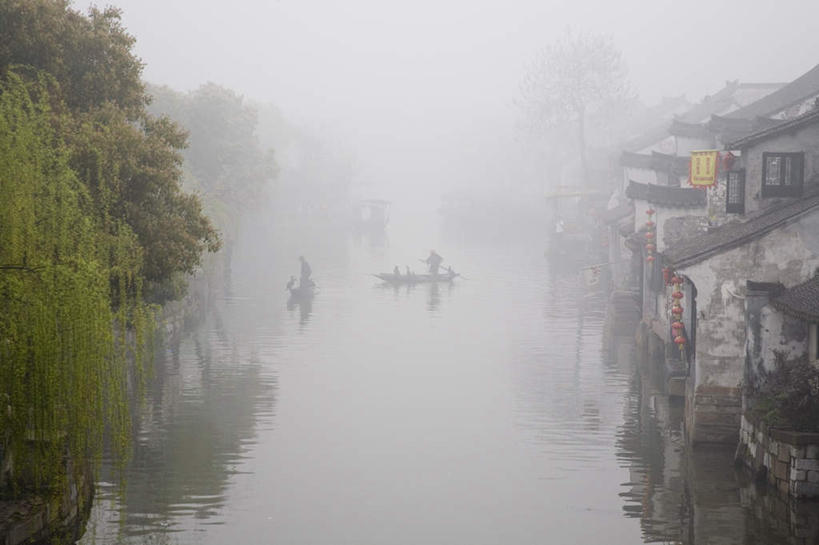 东方人,两个人,家,横图,室外,白天,侧面,旅游,度假,河流,美景,名胜古迹,水,雾,标志建筑,地标,建筑,船,照明,中国,亚洲,朦胧,模糊,遗迹,灯笼,纸灯笼,房屋,屋子,河水,景观,水流,建筑群,木船,黄种人,古迹,文物,娱乐,建设,古建筑,浙江,楼房,住宅,古镇,浙江省,天空,自然,灯具,交通工具,天,享受,休闲,旅游胜地,景色,放松,照亮,迷雾,舟,照明设备,自然风光,古文明,东亚,西塘,万里无云,中华人民共和国,华东地区,浙,嘉兴,嘉兴市,西塘古镇,西塘镇,男人,男性,中年男性,亚洲人,大雾,彩图,全身,房子