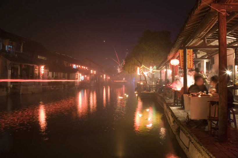 家,横图,室外,夜晚,正面,旅游,度假,河流,美景,名胜古迹,水,雾,标志建筑,地标,建筑,夜景,船,照明,中国,亚洲,朦胧,模糊,遗迹,灯笼,纸灯笼,房屋,屋子,河水,景观,水流,建筑群,木船,许多人,古迹,文物,娱乐,建设,古建筑,浙江,楼房,住宅,古镇,浙江省,天空,自然,灯具,交通工具,天,一群人,享受,休闲,旅游胜地,景色,放松,照亮,迷雾,舟,照明设备,自然风光,古文明,东亚,西塘,万里无云,中华人民共和国,华东地区,浙,嘉兴,嘉兴市,西塘古镇,西塘镇,男人,男性,年轻男性,年轻女性,女人,女性,大雾,半身,彩图,房子