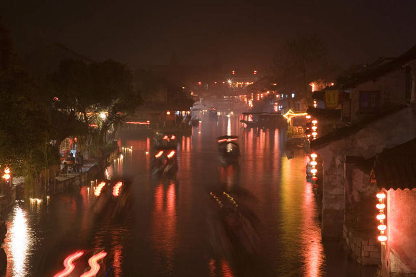 无人,家,横图,俯视,室外,夜晚,旅游,度假,河流,美景,名胜古迹,水,雾,标志建筑,地标,建筑,夜景,船,照明,中国,亚洲,朦胧,模糊,遗迹,灯笼,纸灯笼,房屋,屋子,河水,景观,水流,建筑群,木船,古迹,文物,娱乐,建设,古建筑,浙江,楼房,住宅,古镇,浙江省,天空,自然,灯具,交通工具,天,享受,休闲,旅游胜地,景色,放松,照亮,迷雾,舟,照明设备,自然风光,古文明,东亚,西塘,万里无云,中华人民共和国,华东地区,浙,嘉兴,嘉兴市,灯火辉煌,西塘古镇,西塘镇,大雾,彩图,高角度拍摄,房子