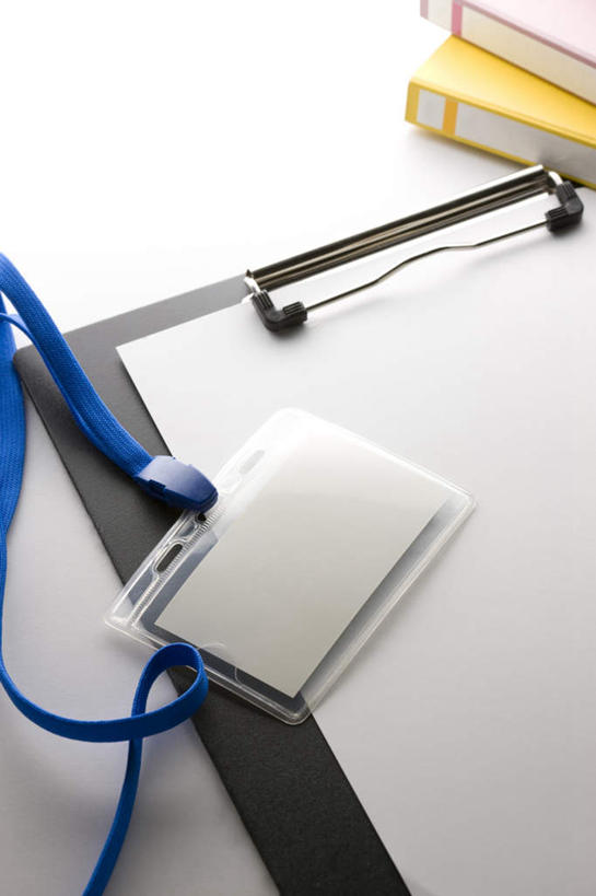 无人,竖图,俯视,室内,特写,白天,白色背景,桌面,桌子,静物,一张,木制,纸张,标识,吊牌,两个,白纸,木制品,胸牌,摄影,影棚,徽章,身份,记录板,记事板,胸章,胸卡,编号牌,雕刻牌,工号牌,胸号牌,胸徽,员工牌,彩图,高角度拍摄,影棚拍摄,拍摄