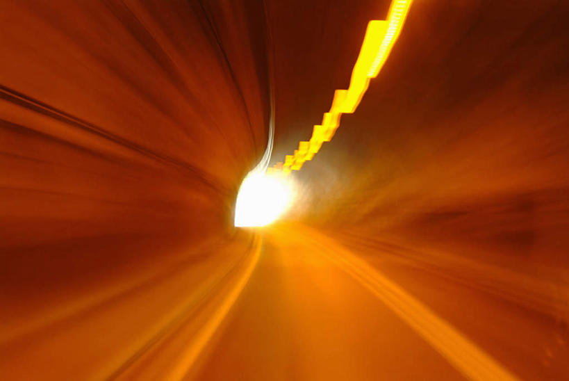 无人,横图,室内,白天,正面,旅游,度假,道路,路,公路,照明,一排,朦胧,模糊,整齐,隧道,灯光,分界线,停车线,交通,娱乐,吊灯,灯,排列,灯具,享受,休闲,放松,车行道,车行道分界线,快速,照亮,照明设备,队列,标线,车行线,马路,彩图