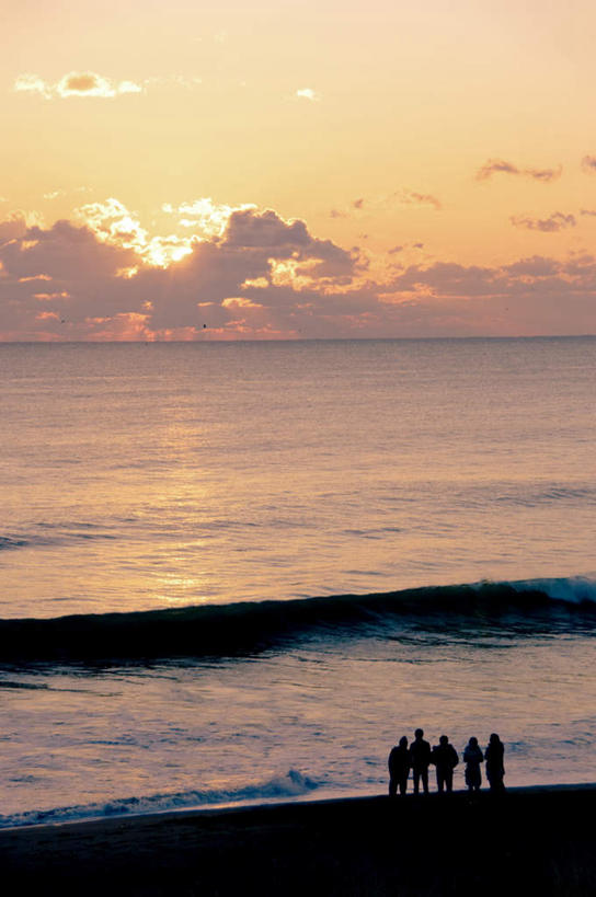 东方人,站,竖图,室外,白天,旅游,度假,日出,海浪,海洋,美景,沙滩,太阳,日本,亚洲,五个人,服装,沙子,海岸,景观,浪花,云,云朵,朝霞,晨曦,黎明,沙地,许多人,背光,云彩,休闲装,黄种人,娱乐,背面,衣服,天空,阳光,自然,海水,天,站着,一群人,享受,休闲,休闲服,景色,放松,服饰,自然风光,逆光,海景,东亚,本州,本州岛,日本国,近畿地方,近畿,滋贺,滋贺县,大洗町,男人,男性,年轻男性,年轻女性,女人,女性,亚洲人,大海,风浪,海,海水的波动,海滩,近岸浪,涌浪,朝阳,站立,彩图,全身,破晓