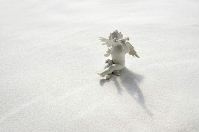 无人,横图,俯视,室内,特写,白天,白色背景,雕塑,天使,神话,艺术,装饰,翅膀,雕刻,雕像,沙子,陶瓷,乐器,铜管乐器,小号,吹奏,一个,工艺品,吹,摄影,影棚,单个,纪念,美术,沙堆,神圣,主题,善良,铜管,陈列,信徒,功能,美学,使者,圣洁,彩图,高角度拍摄,全身,影棚拍摄,拍摄