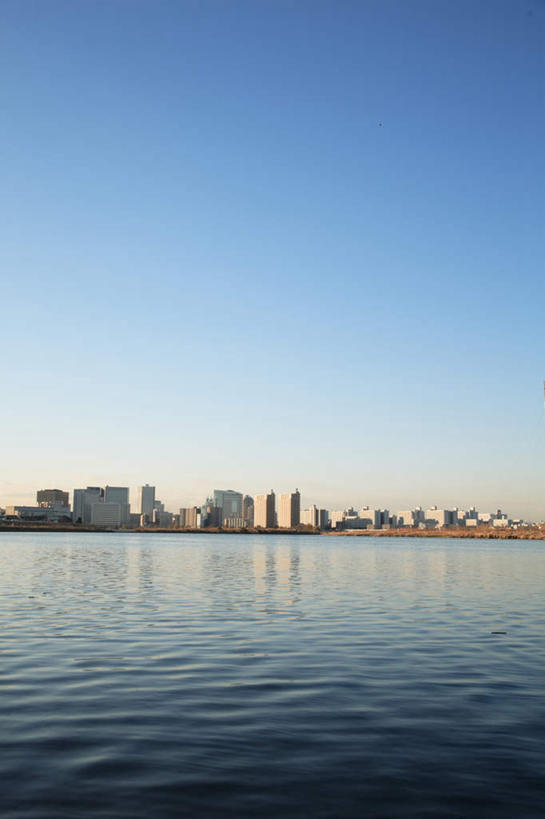 无人,高楼大厦,竖图,室外,白天,正面,度假,海浪,海洋,美景,日落,城市风光,城市,大厦,建筑,摩天大楼,神奈川,日本,亚洲,阴影,波纹,光线,影子,景观,浪花,晚霞,霞光,云,云朵,神奈川县,云彩,娱乐,建设,蓝色,白云,蓝天,水纹,天空,阳光,海水,黄昏,波浪,天,享受,休闲,景色,彩霞,放松,海景,东亚,本州,关东地方,本州岛,日本国,大海,风浪,海,海水的波动,近岸浪,涌浪,夕阳,彩图,大楼,高层建筑,高楼,摩天楼