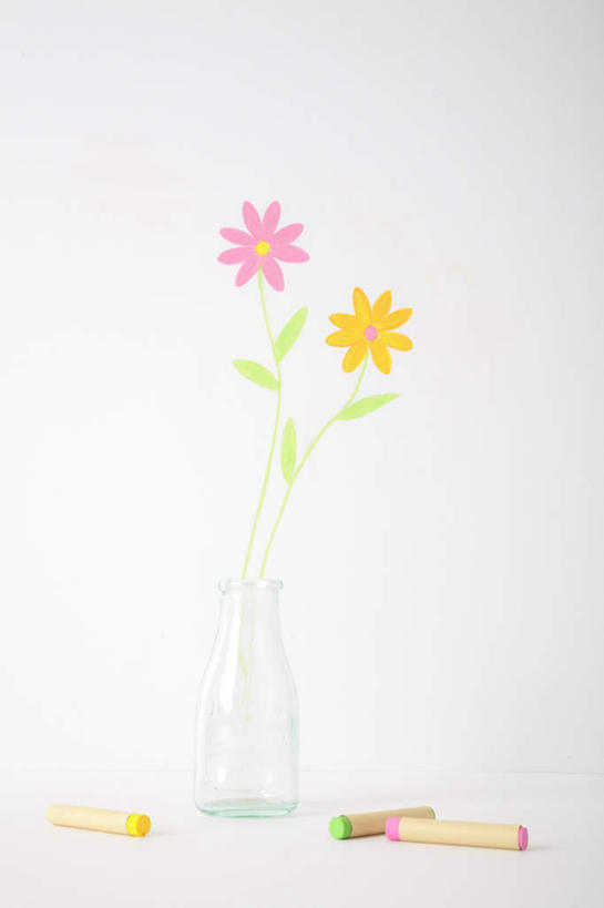 无人,竖图,室内,白天,白色背景,正面,花瓶,叶子,盛开,罐子,蜡笔,墙,绿叶,办公用品,花蕾,墙壁,墙面,玻璃制品,文具,花,花瓣,花朵,鲜花,两朵,玻璃瓶,瓶子,学习用品,花苞,花蕊,嫩叶,摄影,影棚,文具用品,三支,叶,叶片,彩图,影棚拍摄,拍摄