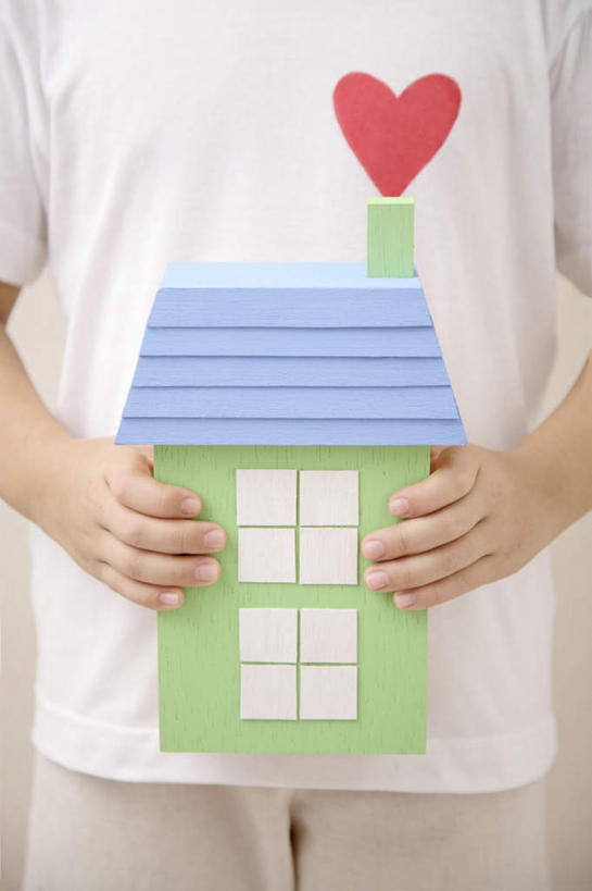 东方人,手,一个人,站,捧,竖图,室内,特写,白天,白色背景,正面,爱情,亚洲,双手,仅一个男性,仅一个人,握,服装,爱心,房屋,屋子,公寓,浪漫,休闲装,黄种人,楼房,住宅,仅一个年轻男性,衣服,红色,站着,休闲,温暖,温馨,心形,手部,休闲服,恩爱,握着,摄影,服饰,影棚,和睦,男人,男性,年轻男性,亚洲人,心型,端,端着,捧着,手捧,站立,半身,彩图,影棚拍摄,拍摄,房子,融洽