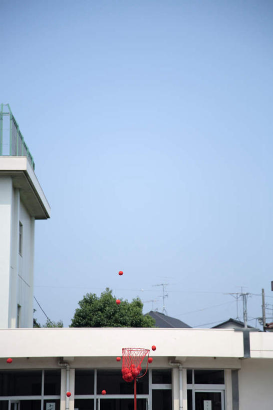 无人,学校,教学楼,竖图,室外,白天,仰视,锻炼,度假,运动,美景,城市风光,城市,东京,日本,亚洲,许多,篮筐,景观,半空,娱乐,校园,球,红色,蓝色,蓝天,天空,天,享受,休闲,教室,景色,放松,东亚,本州,关东地方,本州岛,日本国,东京都,体育,彩图,低角度拍摄,健身,教学大楼