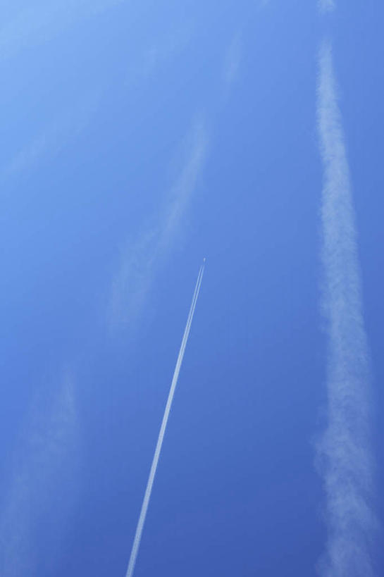无人,竖图,室外,白天,仰视,旅游,度假,美景,景观,烟雾,云,云朵,云彩,娱乐,蓝色,白云,蓝天,天空,自然,天,享受,休闲,景色,放松,晴朗,污染,废气,自然风光,飞机尾迹,尾迹云,机尾云,飞机拉烟,云带,尾迹,机尾迹,飞机尾气,晴空,彩图,低角度拍摄