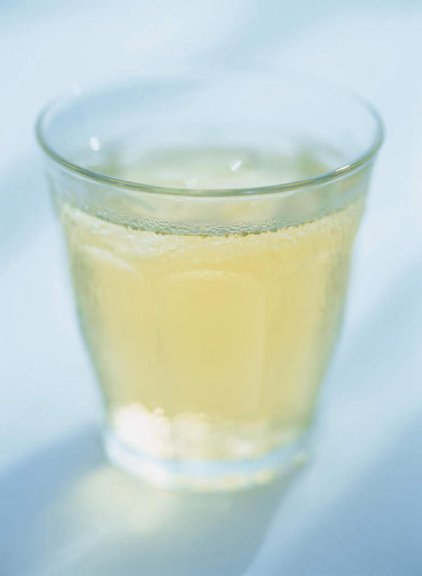 无人,竖图,俯视,室内,特写,白天,茶,杯子,阴影,蓝色背景,朦胧,模糊,光线,影子,冰,冰块,一杯,冷冻,玻璃制品,饮料,阳光,水杯,寒冷,摄影,影棚,冷藏,解暑,冰冷,保鲜,玻璃杯,彩图,高角度拍摄,影棚拍摄,拍摄