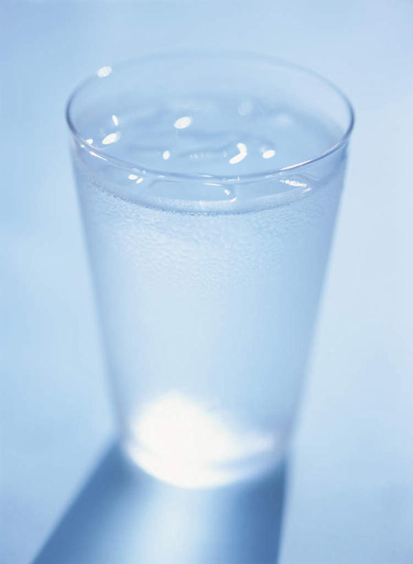 无人,竖图,俯视,室内,特写,白天,水,杯子,阴影,蓝色背景,朦胧,模糊,反射,液体,影子,冰,水滴,冰块,一杯,冷冻,玻璃制品,水杯,寒冷,摄影,影棚,冷藏,解暑,冰冷,保鲜,玻璃杯,彩图,高角度拍摄,影棚拍摄,拍摄