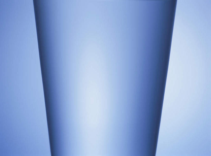 无人,横图,室内,特写,白天,正面,水,杯子,阴影,蓝色背景,朦胧,模糊,透明,光线,影子,一杯,饮用水,玻璃制品,阳光,水杯,摄影,影棚,玻璃杯,彩图,影棚拍摄,拍摄