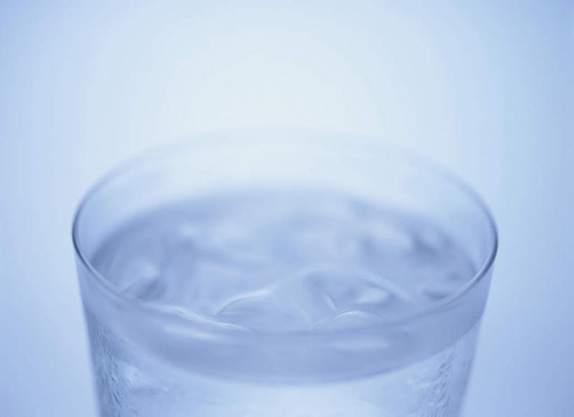 无人,横图,俯视,室内,特写,白天,水,杯子,一堆,阴影,堆叠,堆积,朦胧,模糊,透明,光线,液体,影子,冰,水滴,冰块,一杯,冷冻,玻璃制品,阳光,水杯,寒冷,冷藏,堆,冰冷,保鲜,玻璃杯,彩图,高角度拍摄