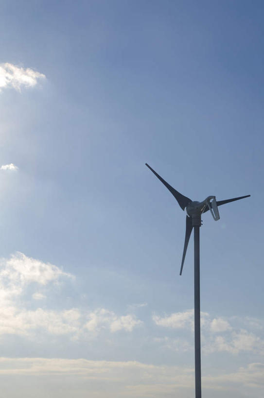 无人,竖图,室外,白天,仰视,旅游,度假,风力发电机,美景,风车,环保,电力,景观,云,云朵,云彩,娱乐,设备,蓝色,白云,蓝天,天空,自然,天,享受,休闲,发电,机械,景色,放松,能源,晴朗,资源,风力机,自然风光,利用,低碳,风力发电,晴空,彩图,低角度拍摄