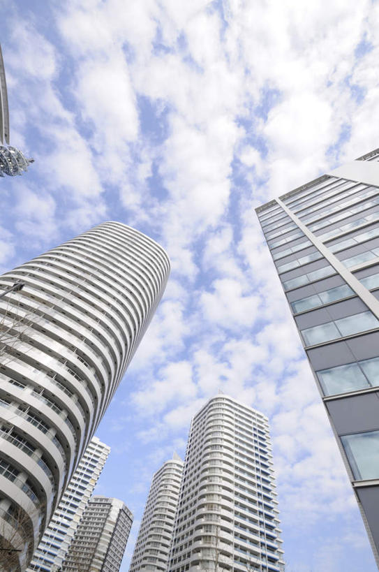 无人,高楼大厦,竖图,室外,白天,仰视,度假,美景,城市风光,城市,大厦,建筑,摩天大楼,景观,云,云朵,云彩,娱乐,建设,蓝色,白云,蓝天,天空,天,享受,休闲,景色,放松,晴朗,晴空,彩图,低角度拍摄,大楼,高层建筑,高楼,摩天楼