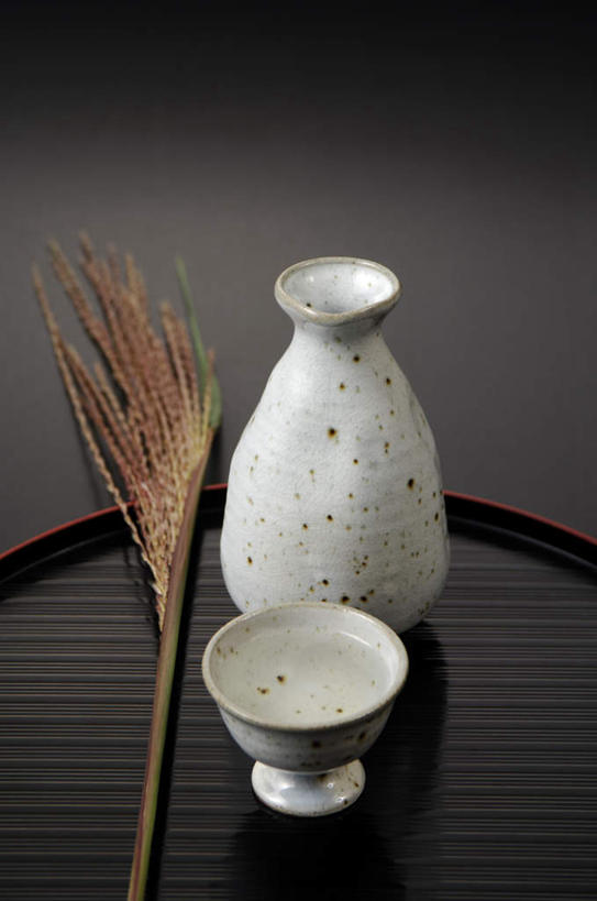 清酒,无人,竖图,俯视,室内,特写,白天,餐桌,桌子,杯子,托盘,灰色背景,陶瓷,谷物,水稻,陶瓷制品,酒类,稻,酒,酒瓶,饮料,一个,酒杯,瓶子,摄影,影棚,单个,餐台,彩图,高角度拍摄,影棚拍摄,拍摄