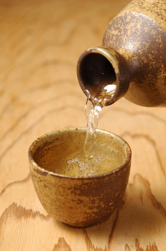 清酒,无人,竖图,俯视,室内,特写,白天,餐桌,桌子,杯子,倒,朦胧,模糊,陶瓷,陶瓷制品,酒类,酒,酒瓶,饮料,酒杯,瓶子,摄影,影棚,餐台,彩图,高角度拍摄,影棚拍摄,拍摄