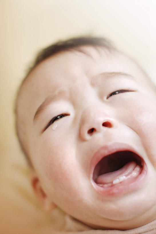 东方人,婴儿,儿童,脸,头,脸颊,一个人,哭,竖图,俯视,室内,特写,白天,白色背景,纯洁,亚洲,仅一个人,朦胧,模糊,注视,黄种人,肩膀,小孩,观察,看,张嘴,可爱,摄影,活泼,影棚,观看,害怕,惊恐,察看,关注,宝宝,张大嘴巴,纯真,烂漫,无邪,伶俐,天真,亚洲人,孩子,头部,脸部,脸蛋,面部,张开嘴,半身,彩图,高角度拍摄,影棚拍摄,哭泣,哭啼,拍摄