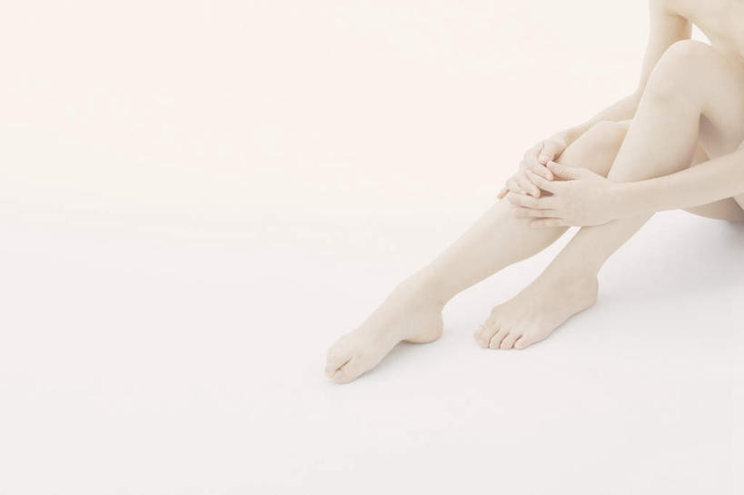东方人,腿部,脚,脚趾,脚趾甲,腿,一个人,坐,横图,俯视,室内,白天,白色背景,亚洲,仅一个年轻女性,仅一个女性,仅一个人,黄种人,光脚,裸露,赤脚,摄影,影棚,赤裸,抱膝,裸,年轻女性,女人,女性,亚洲人,脚指甲,坐着,半身,彩图,高角度拍摄,影棚拍摄,拍摄