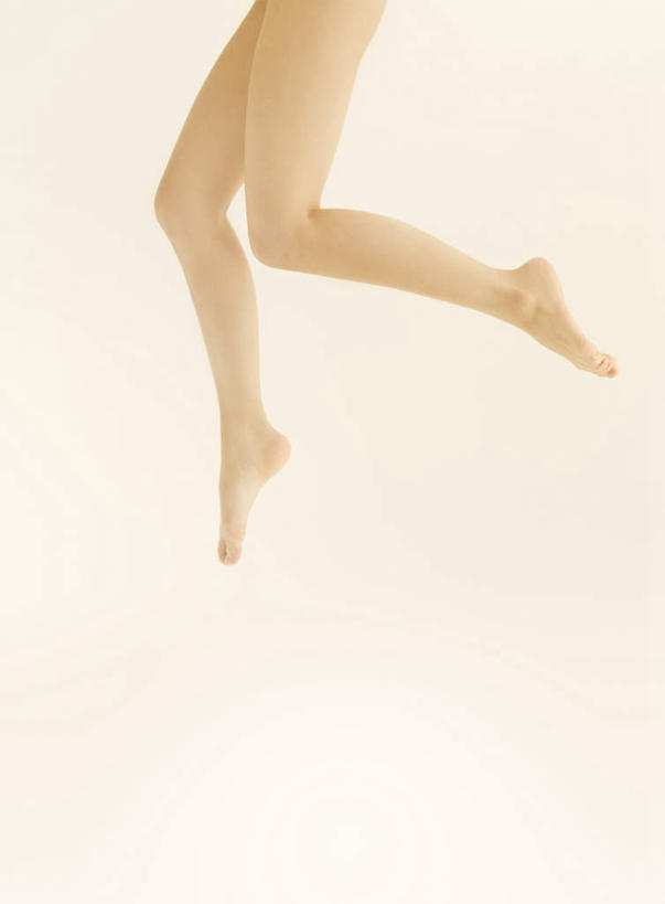 东方人,腿部,脚,脚趾,脚趾甲,腿,一个人,跳,竖图,室内,白天,白色背景,侧面,亚洲,仅一个年轻女性,仅一个女性,仅一个人,抬腿,黄种人,光脚,裸露,赤脚,摄影,影棚,赤裸,裸,年轻女性,女人,女性,亚洲人,脚指甲,跳跃,半身,彩图,影棚拍摄,拍摄