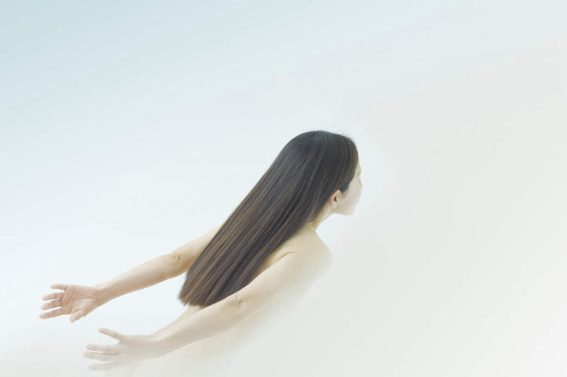 东方人,一个人,站,横图,室内,白天,白色背景,亚洲,仅一个年轻女性,仅一个女性,仅一个人,弯腰,朦胧,模糊,黄种人,裸露,背面,站着,摄影,影棚,赤裸,裸,背手,弯身,年轻女性,女人,女性,亚洲人,站立,半身,彩图,影棚拍摄,拍摄