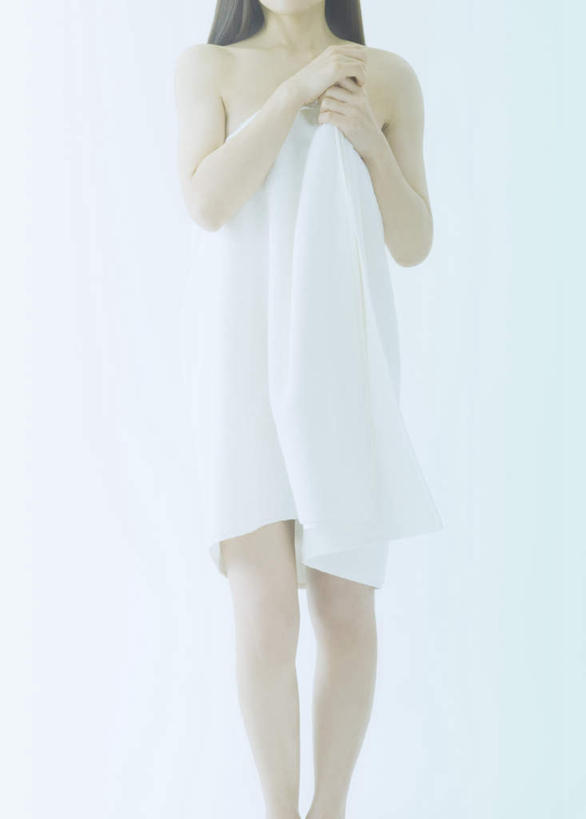 东方人,一个人,站,举,竖图,室内,白天,白色背景,正面,亚洲,仅一个年轻女性,仅一个女性,仅一个人,一条,握,纺织物,拿,拿着,黄种人,裸露,毛巾,清洁,托,站着,握着,摄影,影棚,赤裸,保暖,裸,透气,防水,储水,耐磨,吸水,年轻女性,女人,女性,亚洲人,举起,举手,举着,向上举,向上伸,向上托,站立,半身,彩图,影棚拍摄,拍摄