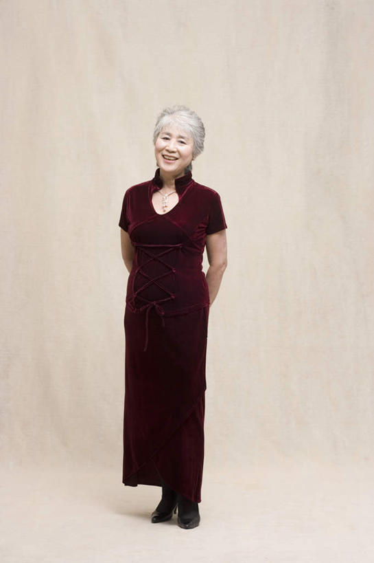 东方人,一个人,站,笑,微笑,露齿笑,竖图,室内,白天,正面,晚礼服,项链,亚洲,仅一个女性,仅一个人,米色背景,注视,黄种人,装饰品,饰品,首饰,观察,看,站着,摄影,仅一个老年女性,影棚,观看,察看,关注,背手,老年女性,女人,女性,亚洲人,站立,彩图,全身,影棚拍摄,晚宴服,舞会服,洋服,洋装,夜礼服,拍摄