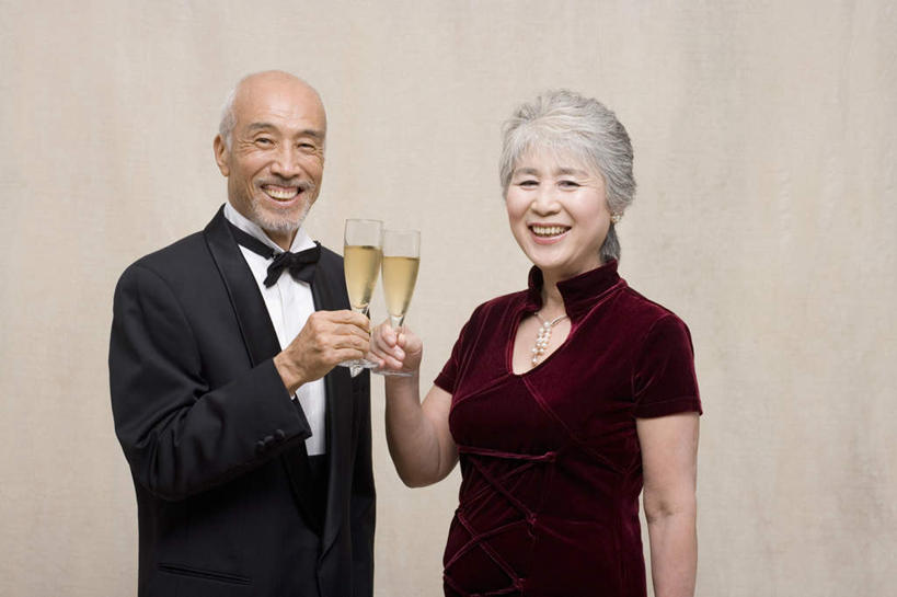 葡萄酒,东方人,两个人,夫妻,站,举,笑,微笑,露齿笑,横图,室内,白天,正面,晚礼服,爱情,奢侈,快乐,杯子,项链,亚洲,握,米色背景,庆祝,高脚杯,浪漫,拿,拿着,注视,黄种人,玻璃制品,酒,装饰品,饮料,酒杯,饰品,首饰,香槟,干杯,观察,看,碰杯,托,站着,恩爱,交际,友好,诱惑,握着,恋人,摄影,影棚,观看,庆贺,察看,关注,礼仪,敬酒,香槟杯,劝酒,气泡酒,起泡酒,汽酒,老年男性,老年女性,男人,男性,女人,女性,亚洲人,夫妇,情侣,玻璃杯,举起,举手,举着,向上举,向上伸,向上托,站立,半身,彩图,影棚拍摄,晚宴服,舞会服,洋服,洋装,夜礼服,高兴,欢笑,拍摄,伴侣