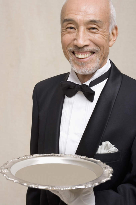 东方人,一个人,站,举,捧,竖图,室内,白天,正面,晚礼服,托盘,亚洲,仅一个男性,仅一个人,米色背景,装饰,注视,黄种人,黑色,手套,观察,看,托,站着,仅一个老年男性,温暖,摄影,影棚,观看,保暖,华丽,点缀,察看,御寒,关注,衬托,美观,雅致,雅观,老年男性,男人,男性,亚洲人,端,端着,举起,举手,举着,捧着,手捧,向上举,向上伸,向上托,站立,半身,彩图,影棚拍摄,晚宴服,舞会服,洋服,洋装,夜礼服,拍摄