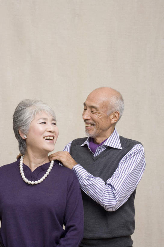 东方人,两个人,夫妻,站,竖图,室内,白天,正面,爱情,项链,亚洲,米色背景,服装,墙,浪漫,注视,休闲装,黄种人,相视,墙壁,墙面,装饰品,衣服,饰品,首饰,观察,看,站着,休闲,面对面,休闲服,恩爱,恋人,摄影,服饰,影棚,观看,对视,信物,察看,权利,关注,相对,相看,老年男性,老年女性,男人,男性,女人,女性,亚洲人,夫妇,情侣,站立,半身,彩图,影棚拍摄,拍摄,伴侣