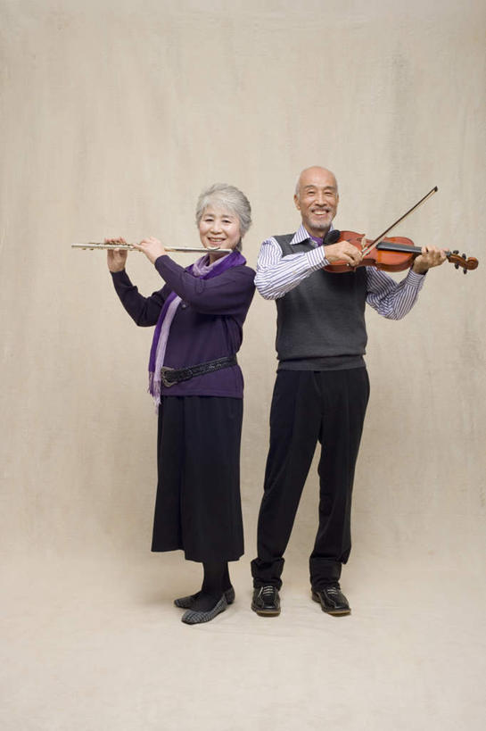 东方人,两个人,夫妻,站,笑,微笑,露齿笑,竖图,室内,白天,正面,爱情,亚洲,握,米色背景,服装,单簧管,管乐器,乐器,弦乐器,小提琴,浪漫,吹奏,拿,演奏,拿着,注视,休闲装,黄种人,衣服,观察,看,站着,休闲,休闲服,恩爱,握着,恋人,摄影,服饰,影棚,观看,察看,关注,弓拉弦乐器,弓拉弦鸣乐器,老年男性,老年女性,男人,男性,女人,女性,亚洲人,夫妇,情侣,站立,彩图,全身,影棚拍摄,拍摄,伴侣