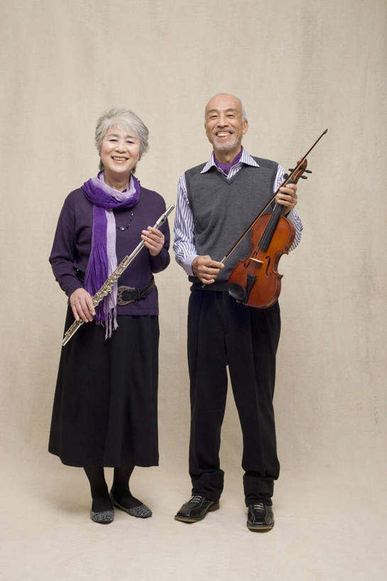 东方人,两个人,夫妻,站,笑,微笑,露齿笑,竖图,室内,白天,正面,爱情,亚洲,米色背景,服装,单簧管,管乐器,乐器,弦乐器,小提琴,浪漫,注视,休闲装,黄种人,衣服,观察,看,站着,休闲,休闲服,恩爱,恋人,摄影,服饰,影棚,观看,察看,关注,弓拉弦乐器,弓拉弦鸣乐器,老年男性,老年女性,男人,男性,女人,女性,亚洲人,夫妇,情侣,站立,彩图,全身,影棚拍摄,拍摄,伴侣