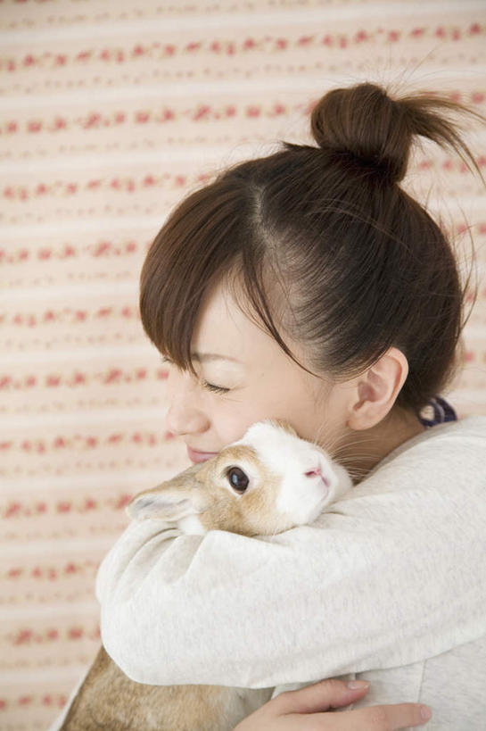 东方人,脸,头,脸颊,手,一个人,站,闭眼,抱,笑,微笑,竖图,室内,特写,白天,侧面,哺乳动物,亚洲,仅一个年轻女性,仅一个女性,仅一个人,条纹,服装,兔子,休闲装,黄种人,肩膀,一个,衣服,动物,站着,休闲,手部,休闲服,摄影,服饰,影棚,单个,抱着,单手,兔,搂着,年轻女性,女人,女性,亚洲人,头部,脸部,脸蛋,面部,闭眼睛,闭着眼,闭着眼睛,怀抱,搂,搂抱,相抱,拥抱,站立,半身,彩图,影棚拍摄,拍摄