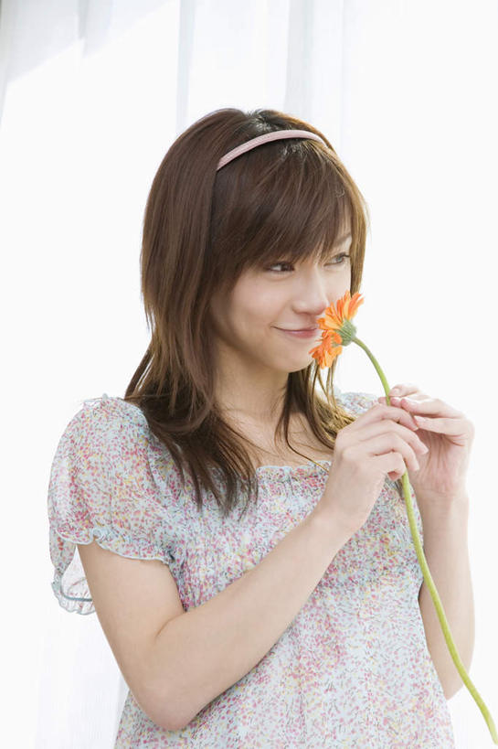 东方人,一个人,站,笑,微笑,露齿笑,竖图,室内,白天,正面,窗帘,亚洲,仅一个年轻女性,仅一个女性,仅一个人,握,服装,装饰,盛开,非洲菊,拿,花蕾,拿着,注视,休闲装,黄种人,花,花瓣,花朵,鲜花,衣服,帘子,花苞,花蕊,观察,看,站着,休闲,休闲服,橘色,遮阳,菊花,握着,服饰,观看,华丽,修饰,点缀,察看,关注,扶郎花,灯盏花,千日菊,衬托,美观,雅致,雅观,年轻女性,女人,女性,亚洲人,站立,半身,彩图