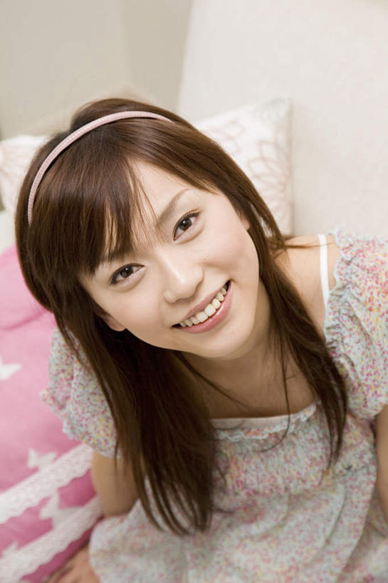 东方人,脸,头,脸颊,一个人,客厅,笑,微笑,露齿笑,竖图,俯视,室内,特写,白天,靠垫,沙发,亚洲,仅一个年轻女性,仅一个女性,仅一个人,服装,朦胧,模糊,装饰,靠枕,注视,休闲装,黄种人,肩膀,一个,衣服,发箍,发饰,饰品,垫子,枕头,看,休闲,休闲服,服饰,单个,头箍,华丽,修饰,点缀,起居室,关注,布艺沙发,衬托,美观,雅致,雅观,客堂,年轻女性,女人,女性,亚洲人,头部,脸部,脸蛋,面部,抬头,仰头,半身,彩图,高角度拍摄