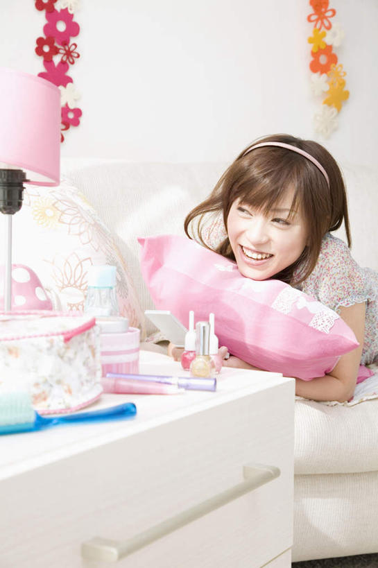 东方人,一个人,抱,笑,微笑,露齿笑,竖图,室内,白天,正面,化妆,美容,柜子,靠垫,亚洲,仅一个年轻女性,仅一个女性,仅一个人,护肤,服装,装饰,挂饰,墙,靠枕,休闲装,黄种人,墙壁,墙面,衣服,白色,发箍,发饰,化妆品,饰品,刷子,橱柜,垫子,枕头,保养,享受,休闲,休闲服,化妆瓶,放松,保健,服饰,头箍,抱着,华丽,修饰,点缀,搂着,养颜,衬托,美观,雅致,雅观,年轻女性,女人,女性,亚洲人,怀抱,搂,搂抱,相抱,拥抱,半身,彩图