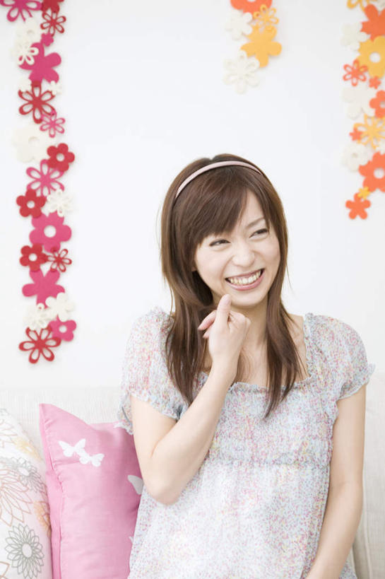 东方人,一个人,坐,举,笑,微笑,露齿笑,竖图,室内,白天,正面,靠垫,沙发,亚洲,仅一个年轻女性,仅一个女性,仅一个人,服装,装饰,挂饰,墙,靠枕,注视,休闲装,黄种人,墙壁,墙面,衣服,白色,发箍,发饰,饰品,垫子,枕头,观察,看,托,休闲,休闲服,服饰,头箍,观看,华丽,修饰,点缀,察看,关注,布艺沙发,衬托,美观,雅致,雅观,年轻女性,女人,女性,亚洲人,举起,举手,举着,向上举,向上伸,向上托,坐着,半身,彩图