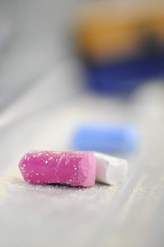 无人,竖图,俯视,室内,特写,白天,静物,朦胧,模糊,笔,粉末,办公用品,文具,粉色,蓝色,白色,粉笔,学习用品,黑板,粉,文具用品,三支,粉状,粉剂,彩图,高角度拍摄