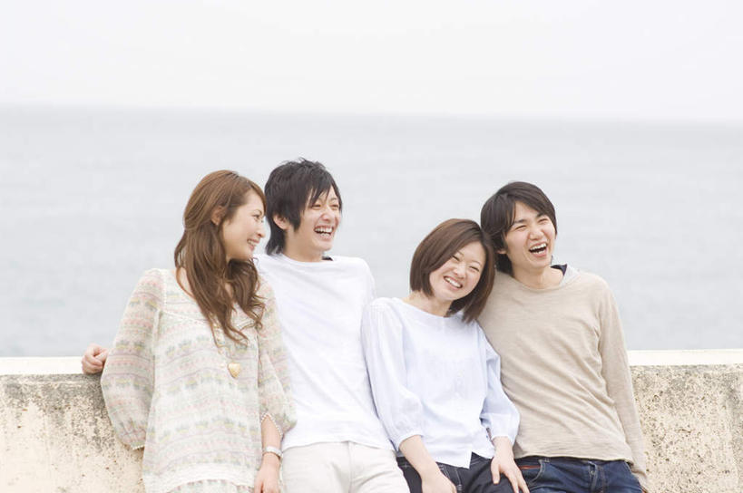 四个人,家庭,夫妻,伙伴,朋友,站,笑,微笑,露齿笑,横图,室外,白天,正面,爱情,友谊,海浪,海洋,服装,朦胧,模糊,浪花,水平线,海平线,浪漫,注视,休闲装,衣服,蓝色,蓝天,天空,海水,天,观察,看,靠,靠着,倚靠,站着,休闲,温暖,温馨,一家人,休闲服,恩爱,恋人,服饰,晴朗,观看,和睦,察看,倚着,关注,海景,万里无云,友情,男人,男性,年轻男性,年轻女性,女人,女性,年轻人,夫妇,情侣,大海,风浪,海,海水的波动,近岸浪,涌浪,晴空,晴空万里,站立,半身,彩图,伴侣,融洽