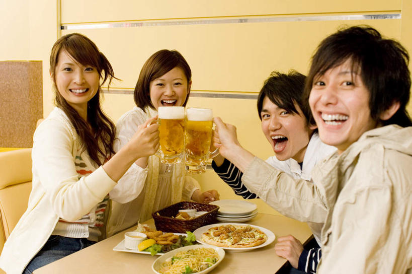 啤酒,东方人,四个人,伙伴,朋友,坐,举,捧,笑,微笑,露齿笑,横图,室内,白天,正面,爱情,烹饪,友谊,餐桌,桌子,杯子,餐具,亚洲,一堆,握,堆叠,堆积,服装,朦胧,模糊,庆祝,碟子,盘,日本料理,料理,食品,酒类,浪漫,拿,拿着,扭头,注视,休闲装,黄种人,菜肴,美食,玻璃制品,酒,食物,饮料,衣服,盘子,酒杯,啤酒杯,碟,日式料理,干杯,观察,看,碰杯,托,转头,休闲,日式,温暖,温馨,休闲服,恩爱,交际,友好,握着,恋人,服饰,佳肴,餐台,观看,堆,庆贺,和睦,察看,关注,礼仪,敬酒,劝酒,友情,男人,男性,年轻男性,年轻女性,女人,女性,亚洲人,情侣,玻璃杯,端,端着,举起,举手,举着,捧着,手捧,向上举,向上伸,向上托,坐着,半身,彩图,伴侣,融洽