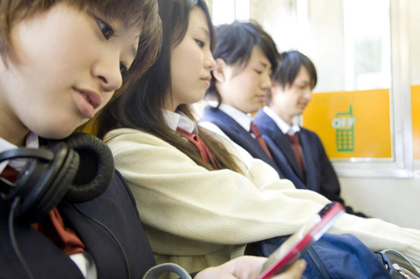 东方人,四个人,伙伴,朋友,坐,打电话,横图,室外,白天,侧面,快乐,满意,友谊,幸福,电话,手机,亚洲,敲打,握,服装,朦胧,模糊,音响,音乐,拿,拿着,注视,休闲装,黄种人,娱乐,输入,通讯设备,衣服,耳机,打字,观察,看,享受,休闲,同学,休闲服,放松,握着,服饰,观看,点击,敲击,察看,舒适,享乐,校友,关注,同窗,学友,交流,友情,按键,男人,男性,年轻男性,年轻女性,女人,女性,亚洲人,沟通,通话,坐着,半身,彩图