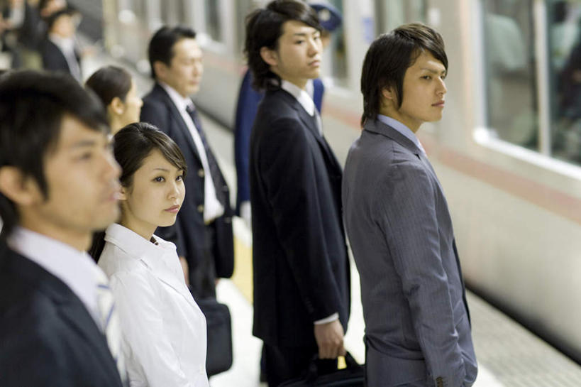 东方人,伙伴,朋友,商务人士,商务男性,商务女性,站,横图,俯视,室外,白天,衬衫,友谊,合作,团队,亚洲,握,套装,朦胧,模糊,包,公文包,许多人,拿,拿着,扭头,注视,黄种人,观察,看,站着,转头,一群人,战略,握着,公事包,观看,察看,关注,商务装,工薪阶层,联合,合谋,配合,协作,男人,男性,年轻男性,年轻女性,女人,女性,亚洲人,白领,上班族,站立,半身,彩图,高角度拍摄,衬衣