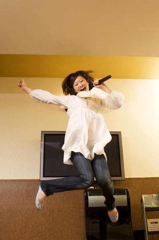 东方人,一个人,站,跳,举,笑,微笑,露齿笑,竖图,室内,白天,仰视,电视,亚洲,仅一个年轻女性,仅一个女性,仅一个人,握,服装,环保,朦胧,模糊,垃圾桶,半空,拿,拿着,注视,休闲装,黄种人,衣服,话筒,容器,观察,看,托,站着,休闲,休闲服,握着,服饰,观看,储藏,ktv包厢,包厢,垃圾箱,回收,资源,察看,麦克风,储存,关注,扩音器,彩电,歌厅,传声器,包房,利用,低碳,循环,彩色电视机,显像管屏,显像管屏幕,ktv包房,微音器,年轻女性,女人,女性,亚洲人,电视机,举起,举手,举着,跳跃,向上举,向上伸,向上托,站立,彩图,低角度拍摄,全身,卡拉ok,贮存