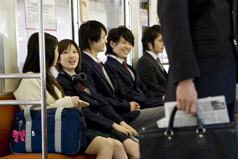 东方人,伙伴,朋友,商务人士,商务男性,坐,笑,说,微笑,露齿笑,横图,室内,白天,正面,衬衫,制服,讨论,快乐,满意,友谊,幸福,地铁,亚洲,套装,服装,朦胧,模糊,包,公文包,书包,音响,轨道交通,许多人,音乐,注视,黄种人,娱乐,相视,背包,耳机,观察,看,一群人,享受,休闲,同学,面对面,校服,放松,公事包,观看,对视,单肩包,察看,舒适,享乐,校友,关注,相对,商务装,工薪阶层,学生服,相看,同窗,学友,交流,友情,男人,男性,年轻男性,年轻女性,女人,女性,亚洲人,白领,上班族,沟通,讲话,交谈,商讨,说话,谈话,坐着,半身,彩图,衬衣,地铁机动车,地下铁,轻轨