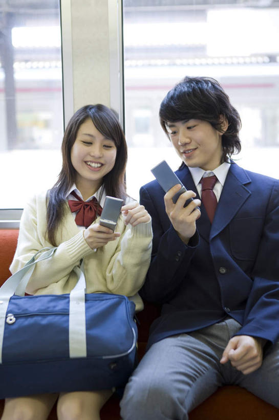 东方人,两个人,伙伴,朋友,坐,笑,打电话,微笑,露齿笑,竖图,室内,白天,正面,制服,友谊,地铁,电话,手机,亚洲,敲打,握,指,服装,朦胧,模糊,包,书包,轨道交通,拿,拿着,注视,休闲装,黄种人,方向,输入,通讯设备,衣服,背包,打字,观察,看,手势,休闲,同学,校服,休闲服,握着,服饰,观看,点击,敲击,单肩包,察看,指向,食指,校友,关注,学生服,同窗,学友,交流,友情,按键,男人,男性,年轻男性,年轻女性,女人,女性,亚洲人,沟通,通话,坐着,半身,彩图,地铁机动车,地下铁,轻轨