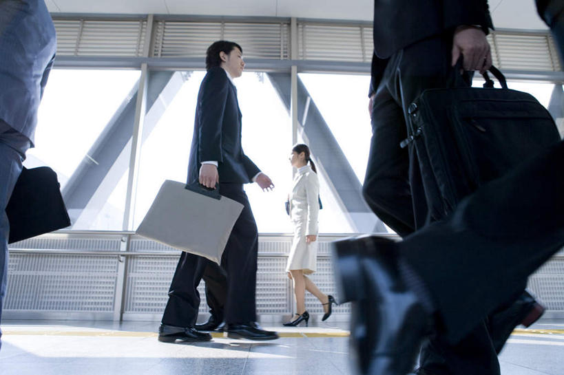 东方人,同事,商务人士,商务男性,商务女性,走,横图,室内,白天,仰视,衬衫,成功,合作,团队,集体,信心,窗户,落地窗,亚洲,握,套装,朦胧,模糊,包,公文包,许多人,拿,拎,拿着,注视,黄种人,队伍,玻璃窗,观察,看,一群人,握着,公事包,观看,察看,领导,成就,关注,商务装,合伙,领袖,工薪阶层,男人,男性,年轻男性,年轻女性,女人,女性,亚洲人,白领,上班族,步行,散步,走路,半身,彩图,低角度拍摄,衬衣,拎着