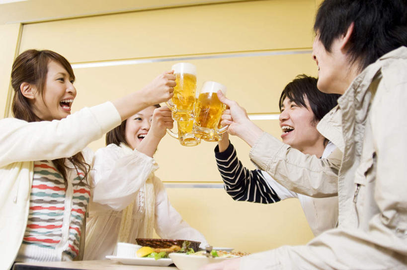 啤酒,东方人,四个人,伙伴,朋友,餐厅,站,举,笑,说,微笑,露齿笑,横图,室内,白天,仰视,烹饪,讨论,友谊,杯子,亚洲,握,服装,朦胧,模糊,日本料理,料理,食品,酒类,拿,拿着,注视,休闲装,黄种人,菜肴,美食,玻璃制品,酒,食物,饮料,衣服,酒杯,啤酒杯,日式料理,观察,看,托,站着,休闲,日式,休闲服,握着,服饰,佳肴,观看,察看,关注,交流,友情,男人,男性,年轻男性,年轻女性,女人,女性,亚洲人,玻璃杯,沟通,讲话,交谈,举起,举手,举着,商讨,说话,谈话,向上举,向上伸,向上托,站立,半身,彩图,低角度拍摄,餐馆,饭店,饭馆