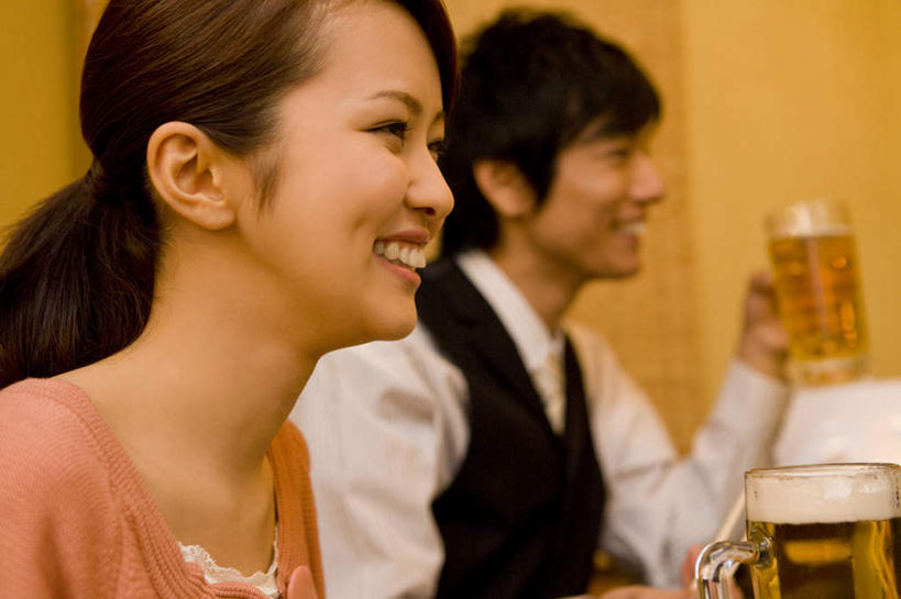 啤酒,东方人,两个人,餐厅,坐,举,笑,微笑,露齿笑,横图,室内,白天,侧面,爱情,杯子,亚洲,服装,朦胧,模糊,酒类,浪漫,注视,休闲装,黄种人,玻璃制品,酒,饮料,衣服,酒杯,啤酒杯,观察,看,托,休闲,温暖,温馨,休闲服,恩爱,恋人,服饰,观看,和睦,察看,关注,男人,男性,年轻男性,年轻女性,女人,女性,亚洲人,情侣,玻璃杯,举起,举手,举着,向上举,向上伸,向上托,坐着,半身,彩图,餐馆,饭店,饭馆,伴侣,融洽