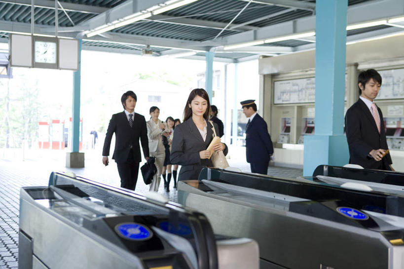 东方人,同事,商务人士,商务男性,商务女性,走,横图,室内,白天,正面,衬衫,成功,合作,团队,集体,信心,道路,地图,亚洲,握,套装,朦胧,模糊,时间,信息,包,公文包,时钟,书包,闸机,交通,许多人,拿,计时,拎,拿着,注视,黄种人,方向,队伍,背包,挂钟,钟表,观察,看,一群人,乘务员,表,握着,公事包,观看,引导,指引,单肩包,察看,领导,成就,关注,商务装,合伙,领袖,工薪阶层,列车员,列车乘务员,男人,男性,年轻男性,年轻女性,女人,女性,亚洲人,白领,上班族,钟,步行,散步,走路,半身,彩图,衬衣,导航,拎着